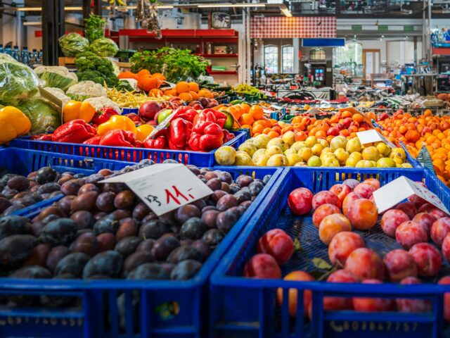 Jak zadbać o komfort trawienny w podróży? Praktyczne wskazówki na wakacje